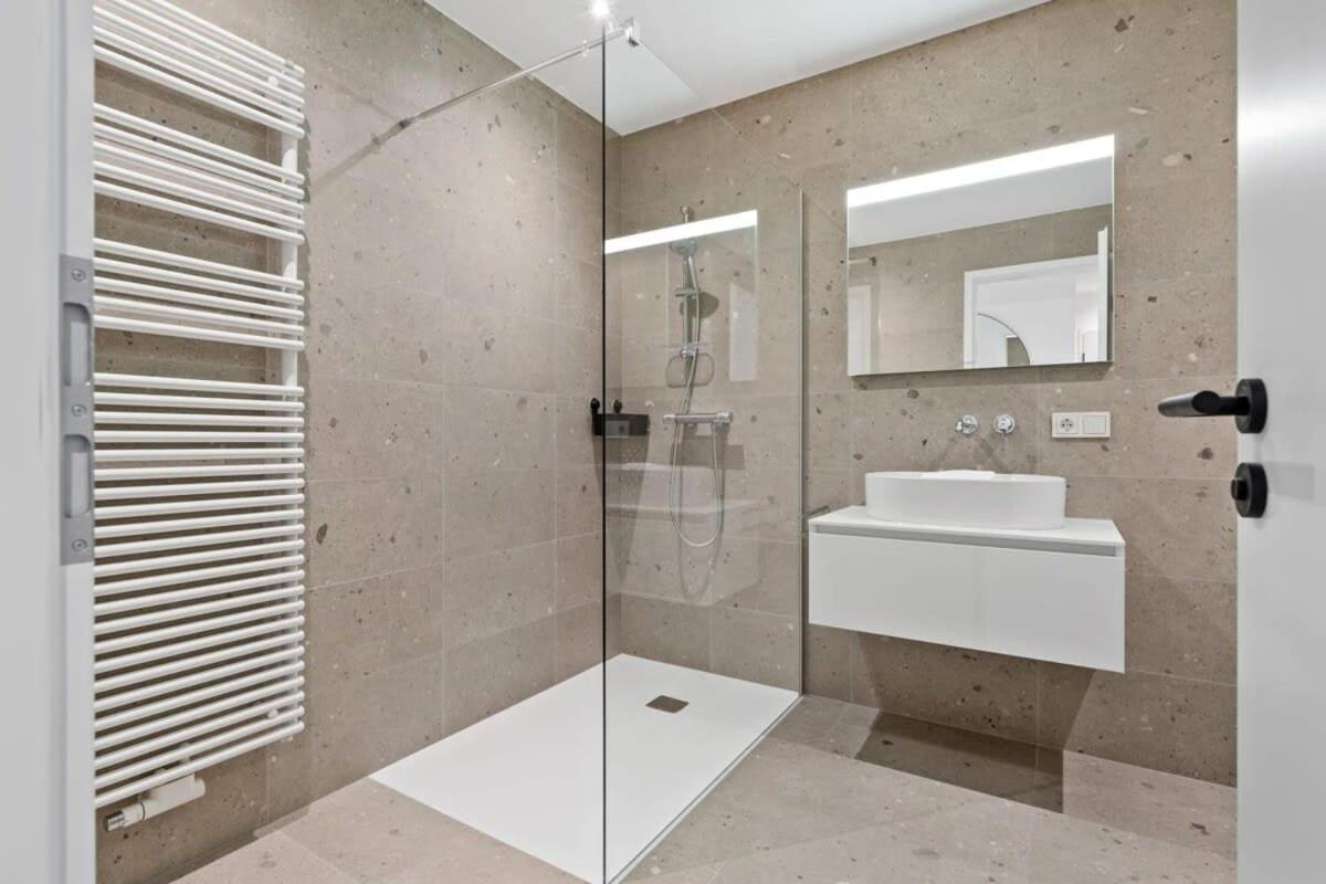Luxurious 2br Apt With Balcony In Apartment *