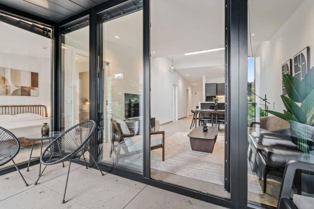 Apartment Luxurious 2br Apt With Balcony In
