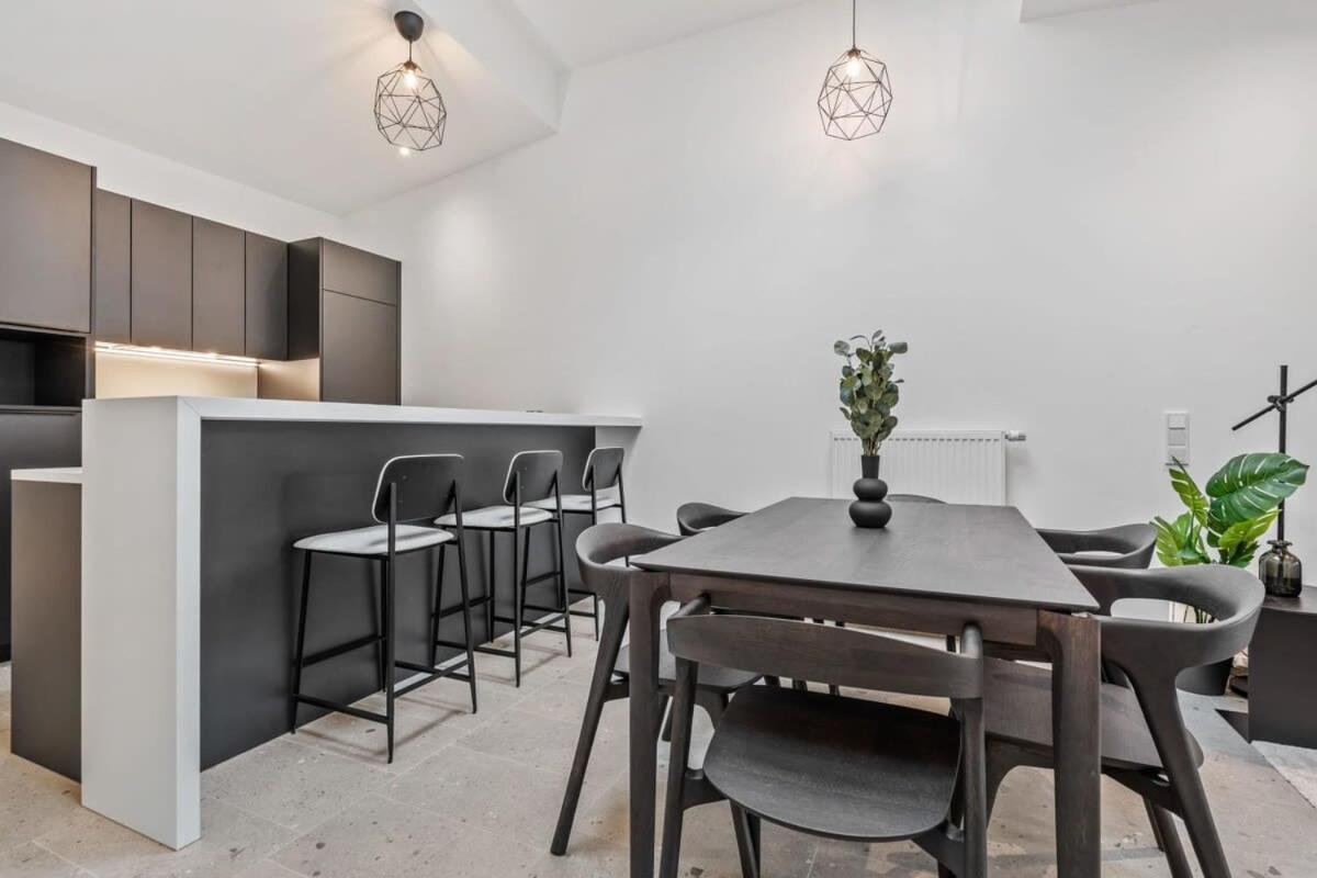 Luxurious 2br Apt With Balcony In Apartment